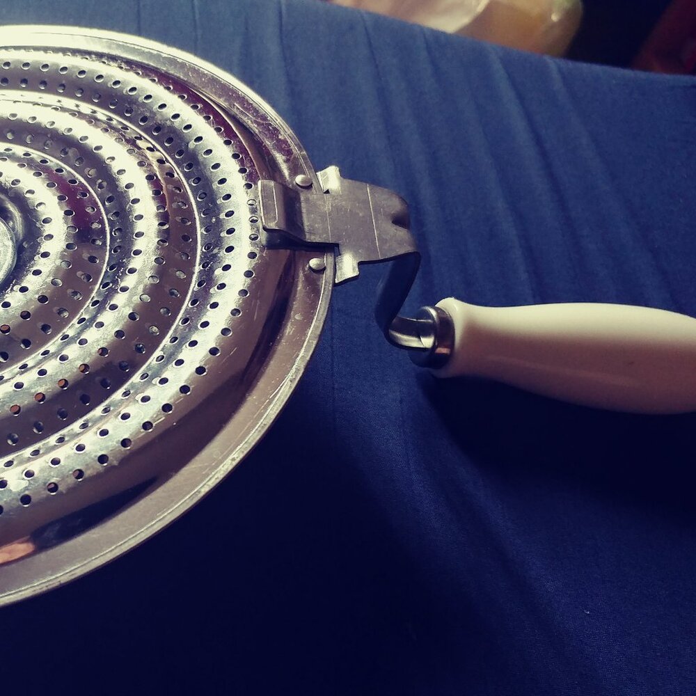Perforated 9-Inch pizza pan with the handle - Picture 3 of 3